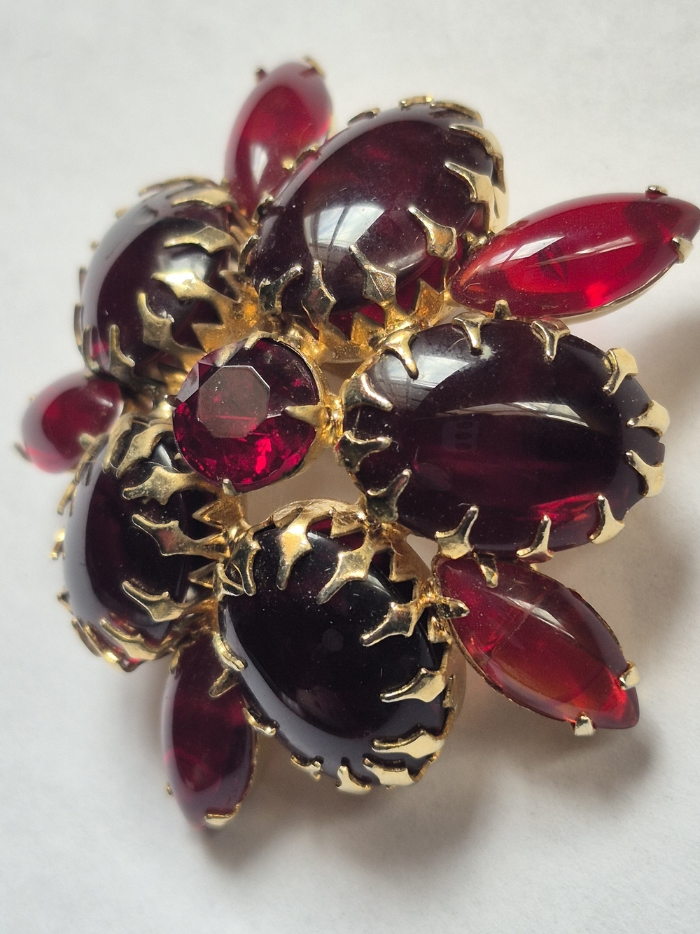 Vintage Deep Ruby Red Glass Cluster Brooch – Gold Tone Statement Pin - Picture 5 of 6